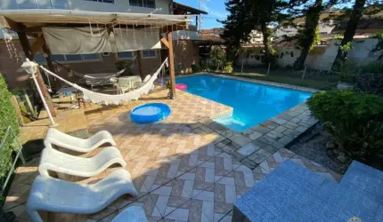 CASA DE ALTO PADRÃO COM 4 DORMITÓRIOS À 120M² DA PRAIA GRANDE.