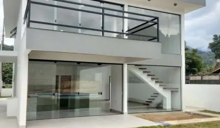 Casa nova com piscina em condomínio fechado em Ubatuba!