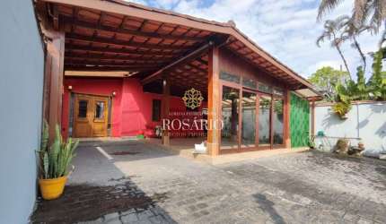 Casa aconchegante com 3 dormitórios e piscina no centro de Ubatuba à venda!
