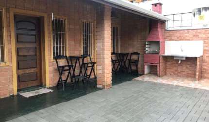 Casa com Edícula à Venda em Ubatuba/SP, Amplo Espaço, Conforto e Área Gourmet