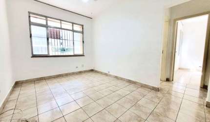Apartamento térreo na quadra da praia com 2 dormitórios, Á VENDA no boqueirão,