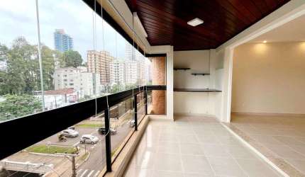 Elegância, espaço e conforto no Embaré