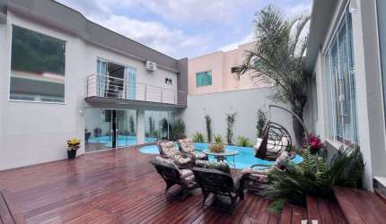 Casa com piscina e 3 suítes + 1 dormitório no bairro Ressacada