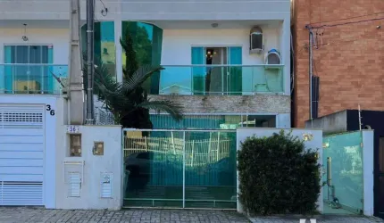 Sobrado semimobiliado com 3  suítes  em Balneário Camboriú