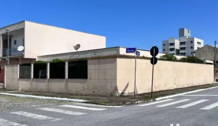Casa com 1 suíte e 2 dormitórios no bairro Cordeiros em Itajaí