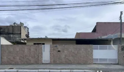 Casa com 1 suíte e 3 dormitórios no bairro São João em Itajaí