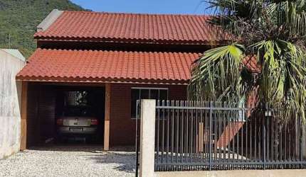 Casa em localização privilegiada com 1 suíte e 1 dormitório no bairro Fazenda em Itajaí