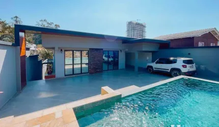 Casa com piscina e 4 suítes no bairro Fazendinha em Itajaí