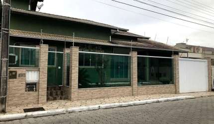 Casa com 1 suíte e 1 dormitório no bairro Espinheiros em Itajaí