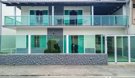 Casa semimobiliada com 2 dormitórios e 1 suíte com banheira no Cordeiros em Itajaí
