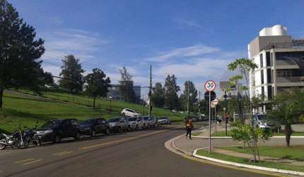 Terreno em condomínio fechado para alugar no Loteamento Alphaville Campinas, Campinas  por R$ 3.000