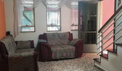 Sobrado a Venda no Jardim Amanda-Aceita financiamento