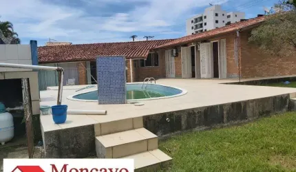 Casa com amplo terreno, de esquina, com piscina - Martim de sá