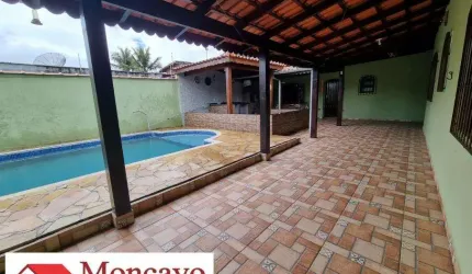 Casa com piscina, ampla varanda, churrasqueira e fogão a lenha