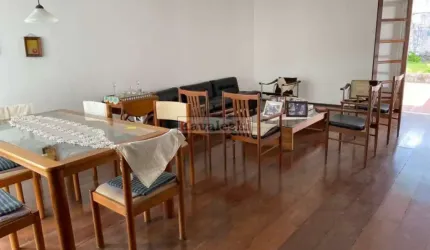 > MARAVILHOSA CASA TÉRREA COM BELO QUINTAL .