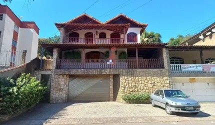 Casa imponente no Santa Terezinha
