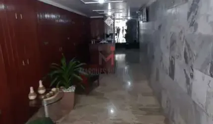 Apto de três quartos no centro