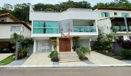 Casa diferenciada em conexão à natureza
