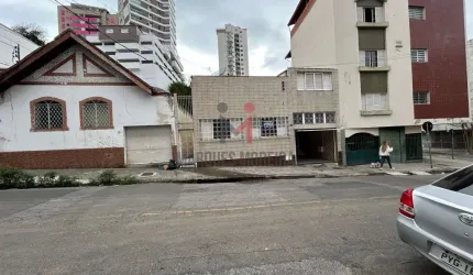 Excelente casa bem localizada, ideal para comercio ou residencia