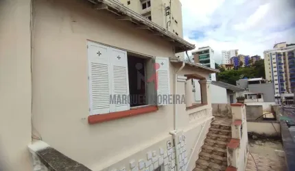 Duas ótimas casas na Rua Tiradentes