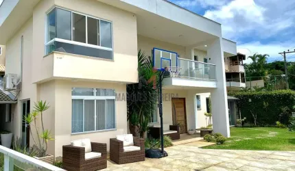 Descubra o conforto e a tranquilidade desta casa em um condomínio fechado, onde segurança e bem-estar se encontram.