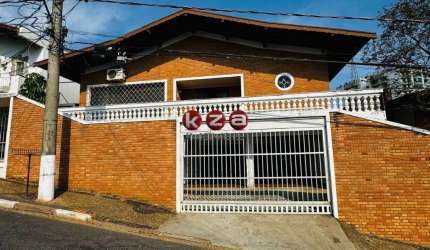 Imperdível oportunidade: Casa comercial de 3 quartos, 1 suíte, 3 salas, 3 banheiros e 2 vagas em Vinhedo-SP, Centro.