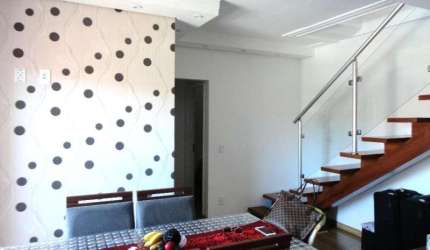 Cobertura à venda na região central de Valinhos, com 2 quartos sendo 1 suíte, 3 salas, 3 banheiros, 2 vagas, 124m².