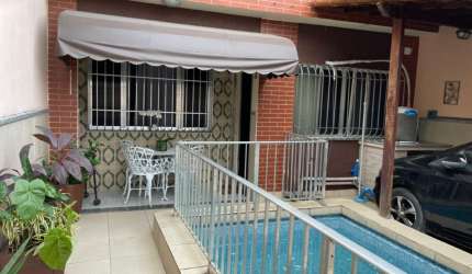 Excelente casa duplex no Colubandê