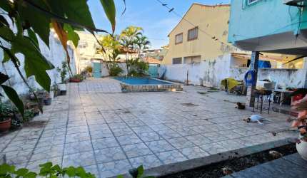 Vendo casa com 4 quartos e piscina no Jardim California São Gonçalo/RJ.