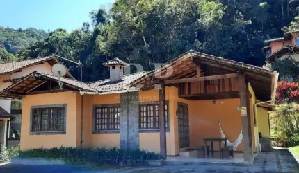 Casa para Venda em Teresópolis, Varginha, 3 dormitórios, 3 suítes, 1 banheiro, 1 vaga