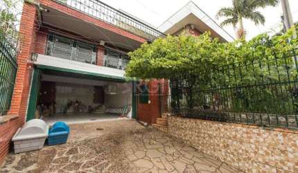 Casa para Venda - 317m², 5 dormitórios, sendo 1 suites, 2 vagas - Teresópolis