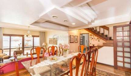 Casa de 333m² com 4 dormitórios, pátio com piscina, espaço gourmet com churrasqueira e 4 vaga de garagem no bairro Passo da Areia