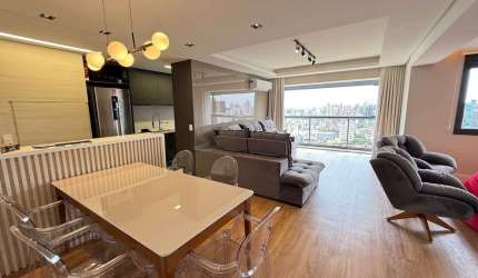 Apartamento mobiliado de 2 dormitórios com suíte e 2 vagas no Petrópolis