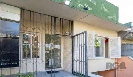 Casa no bairro Petrópolis de 3 dormitórios e 2 vagas