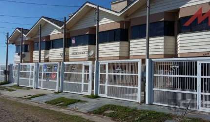 Sobrado em Trmandai com 2 suirtes, 2 banheiros, 1 vaga, churrasqueira e varanda.