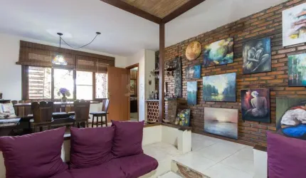 Casa de Alvenaria, possui 3 dormitórios, uma suíte, hall de entrada, lavabo, living com lareira, cozinha ampla com armários, área gourmet com churrasqueira, corredor, pátio e 4 vagas de garagem, uma c