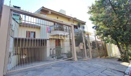 Casa para Venda - 250m², 3 dormitórios, sendo 1 suites, Teresópolis