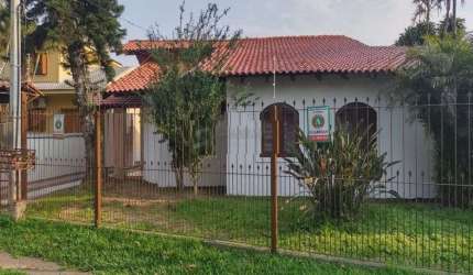 Casa no Guarujá de 4 dormitórios e 4 vagas