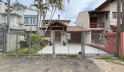 Casa 3D com 2 suítes e piscina.