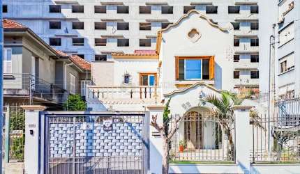 Casa com piscina e 5 vagas em frente ao Zaffari na Luiz Afonso