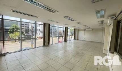 Prédio comercial reformado com auditório e 30 salas equipadas