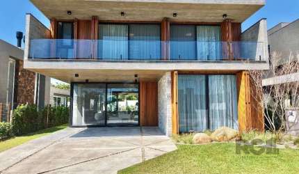 sobrado de luxo está à venda em um exclusivo condomínio à beira-mar