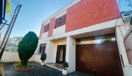 VENDA DE CASA DE 4 QUARTOS COM VAGAS DE GARAGEM - MENINO DEUS