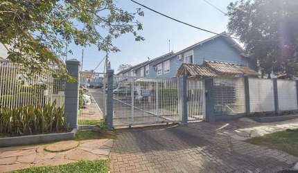 Casa sobrado em condomínio fechado no Alto Petrópolis de 2 dormitórios e vaga