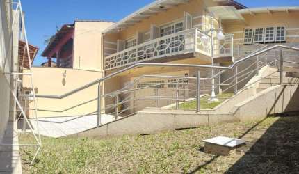 casa com 4 dormitórios, sendo 1 suíte, garagem para dois carros fechada, no bairro Santa Isabel em Viamão