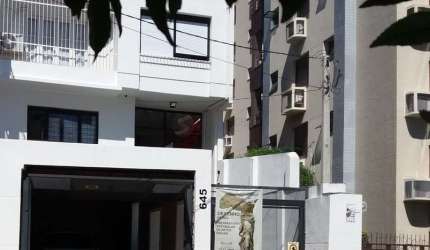 VENDA- Casa com 3 quartos sendo 1 suíte, 300m2, 2 vagas cobertas e churrasqueira- Menino Deus