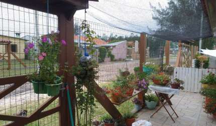 Casa com 04 dormitórios e duas vagas de garagem lado a lado em Balneário Pinhal.