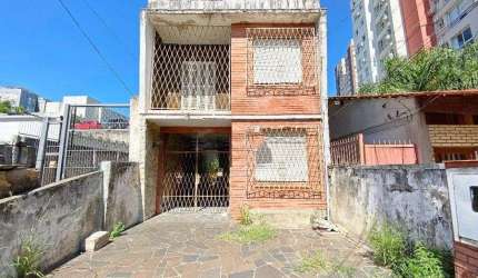 Casa/sobrado de alvenaria em pessimo estado, com terreno de 5,70x44,00 (251m²)