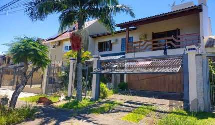 lindíssima e confortável casa com 3 quartos, piscina e 3 vagas no Parque Santa Fé em Porto Alegre!