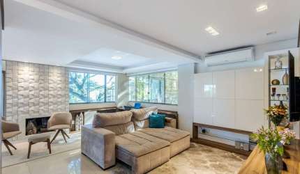 No Bairro Petrópolis 4 dormitórios, 2 suites, lareira e churrasqueira com 3 vagas